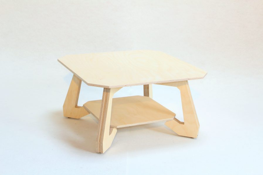 Table basse design en bois.